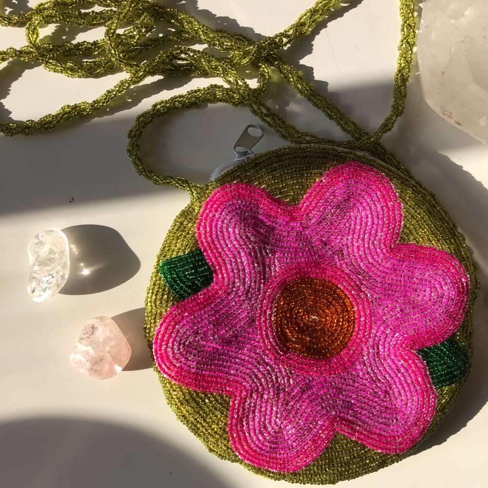 Vintage beaded purse with pink flower 🌺